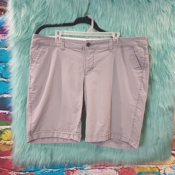 Old Navy Gray Plus Regular Shorts Size 16 - Picture 6 of 7